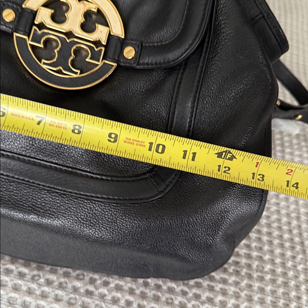 Tory Burch Black Leather Shoulder Bag with Gold Logo Medallion - Picture 2 of 9